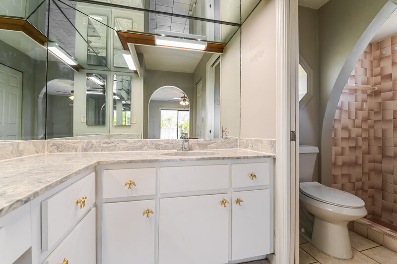 2,030/Mo, 3406 SW 6th Ave Cape Coral, FL 33914 Main Bathroom View