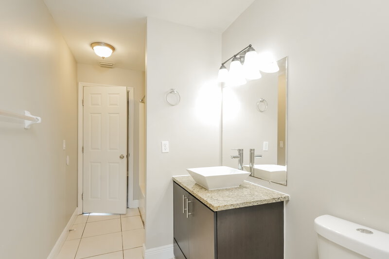 1,920/Mo, 845 SW 37th Ln Cape Coral, FL 33914 Bathroom View