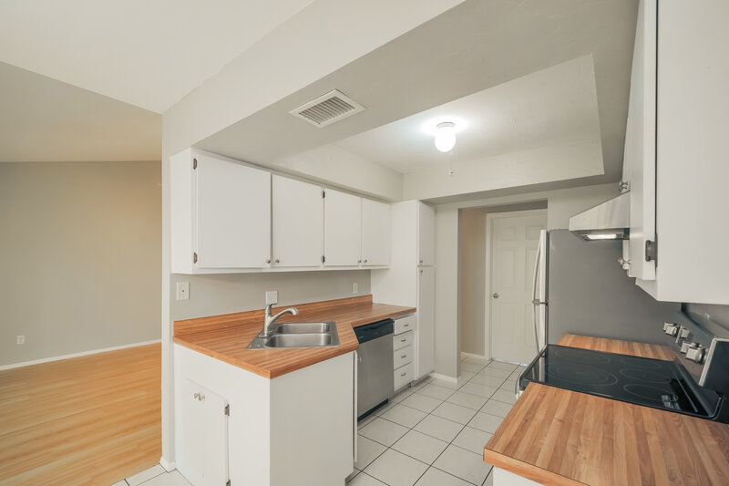 1,715/Mo, 817 SW 9th Ave Cape Coral, FL 33991 Kitchen View