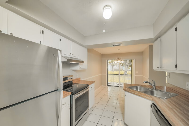 1,715/Mo, 817 SW 9th Ave Cape Coral, FL 33991 Kitchen View 2
