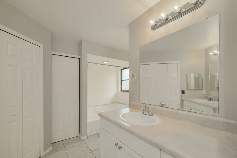 1,715/Mo, 817 SW 9th Ave Cape Coral, FL 33991 Main Bathroom View