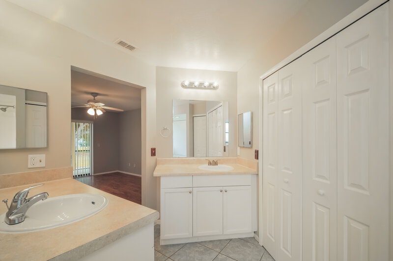 1,715/Mo, 817 SW 9th Ave Cape Coral, FL 33991 Main Bathroom View 2