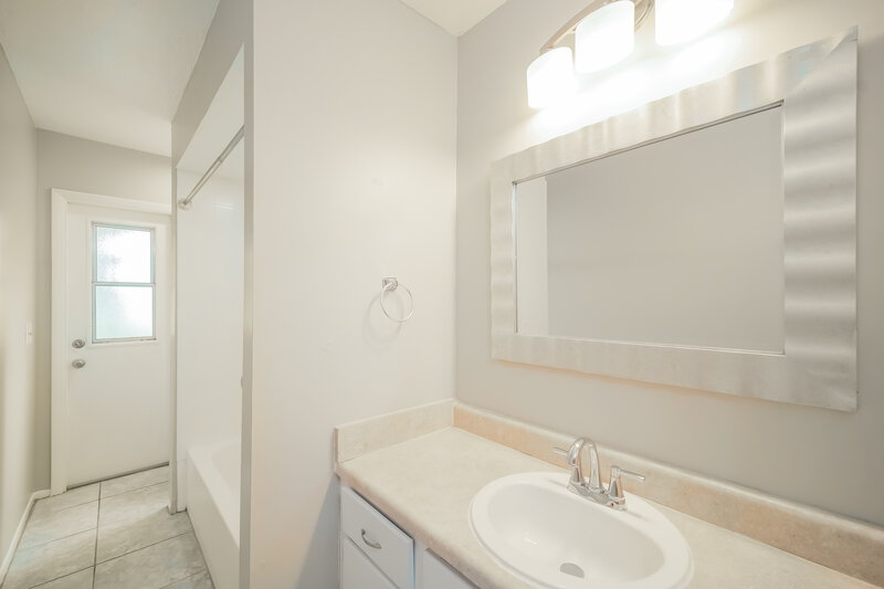 1,715/Mo, 817 SW 9th Ave Cape Coral, FL 33991 Bathroom View