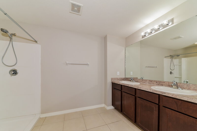 2,400/Mo, 115 San Avellino Ct Bradenton, FL 34208 Main Bathroom View