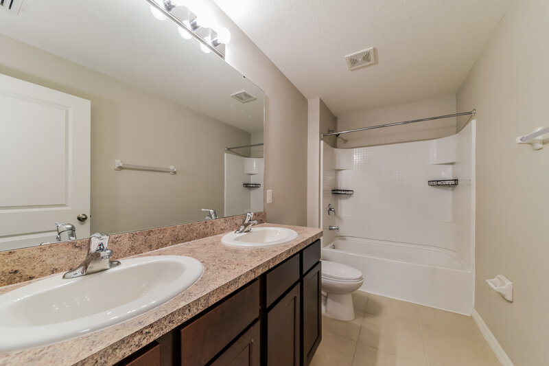 2,400/Mo, 115 San Avellino Ct Bradenton, FL 34208 Bathroom View 2