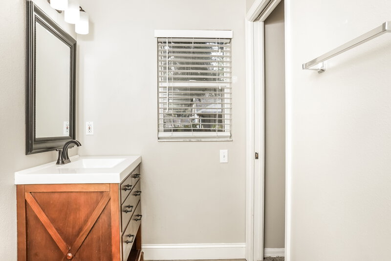 2,665/Mo, 4212 1st Ave NE Bradenton, FL 34208 Main Bathroom View