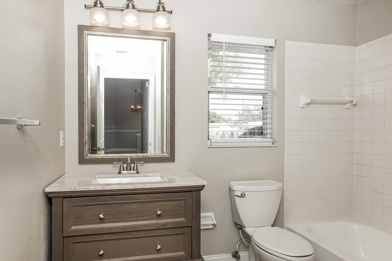 2,665/Mo, 4212 1st Ave NE Bradenton, FL 34208 Bathroom View