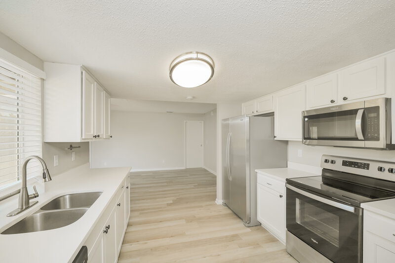 1,665/Mo, 4336 Country Club Blvd Cape Coral, FL 33904 Kitchen View 2