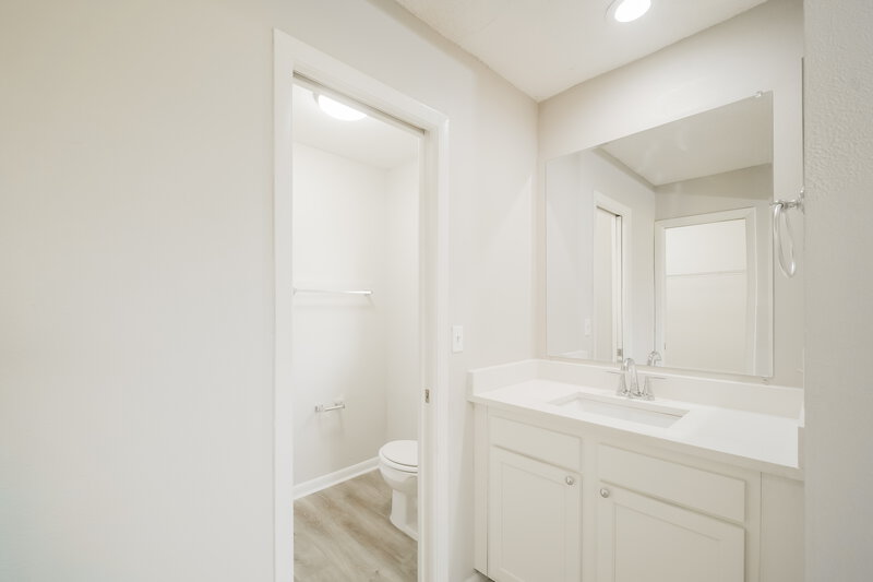1,665/Mo, 4336 Country Club Blvd Cape Coral, FL 33904 Main Bathroom View