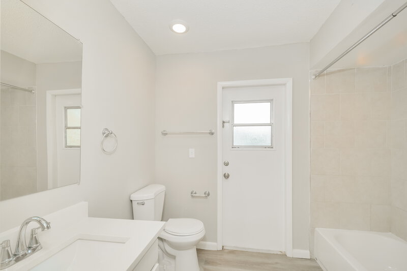 1,665/Mo, 4336 Country Club Blvd Cape Coral, FL 33904 Bathroom View