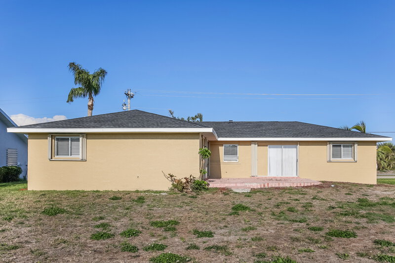 1,880/Mo, 4336 Country Club Blvd Cape Coral, FL 33904 Rear View