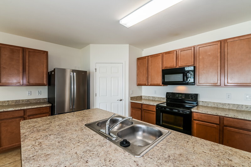 2,150/Mo, 119 SW 11th Ter Cape Coral, FL 33991 Kitchen View