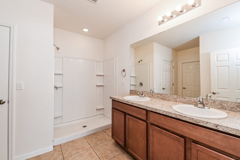 2,150/Mo, 119 SW 11th Ter Cape Coral, FL 33991 Main Bathroom View