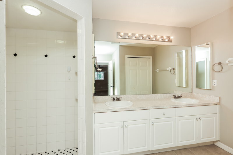 2,475/Mo, 1427 SE 12th St Cape Coral, FL 33990 Main Bathroom View