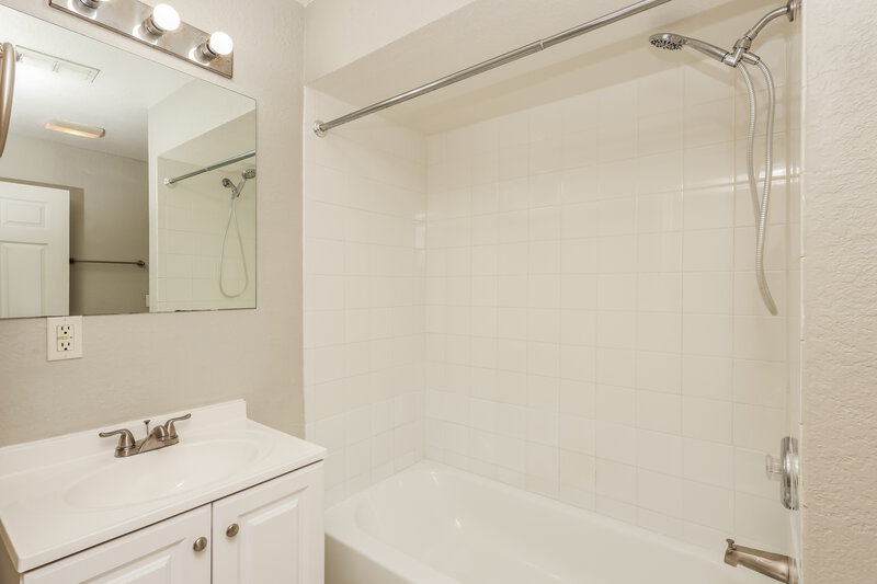 2,475/Mo, 1427 SE 12th St Cape Coral, FL 33990 Bathroom View