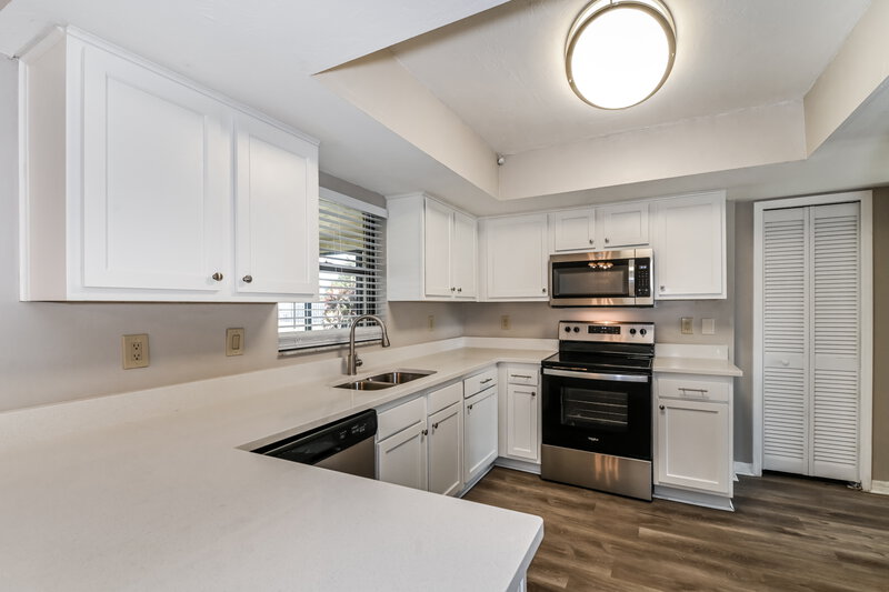 1,730/Mo, 2123 SE 3rd St Cape Coral, FL 33990 Kitchen View