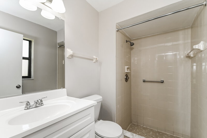 1,730/Mo, 2123 SE 3rd St Cape Coral, FL 33990 Main Bathroom View