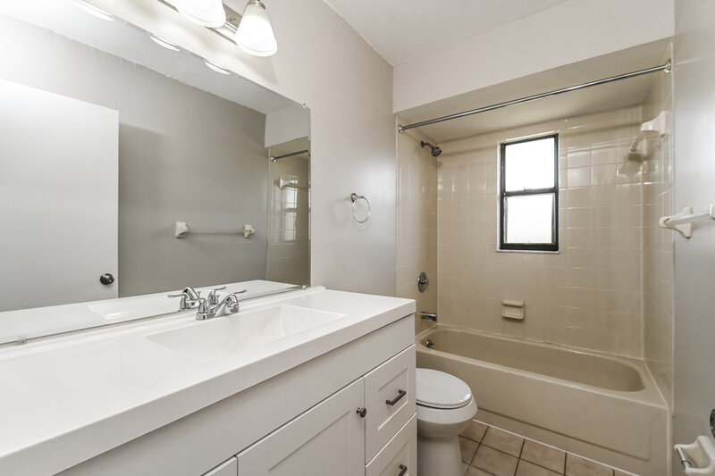 1,730/Mo, 2123 SE 3rd St Cape Coral, FL 33990 Bathroom View