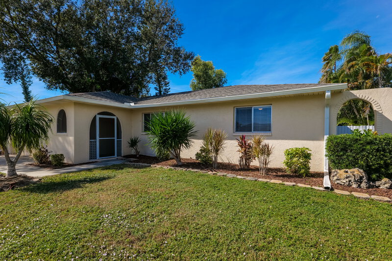 1,710/Mo, 324 SE 17th Pl Cape Coral, FL 33990 Front View