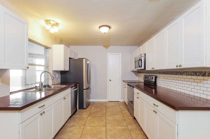 1,710/Mo, 324 SE 17th Pl Cape Coral, FL 33990 Kitchen View