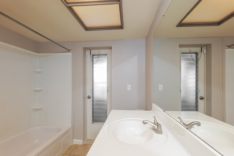 1,710/Mo, 324 SE 17th Pl Cape Coral, FL 33990 Bathroom View