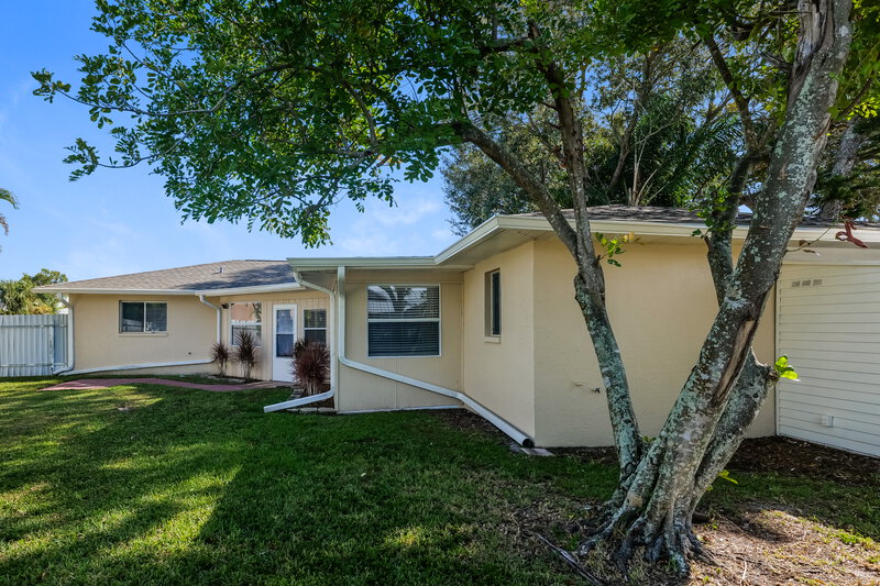 1,710/Mo, 324 SE 17th Pl Cape Coral, FL 33990 Rear View