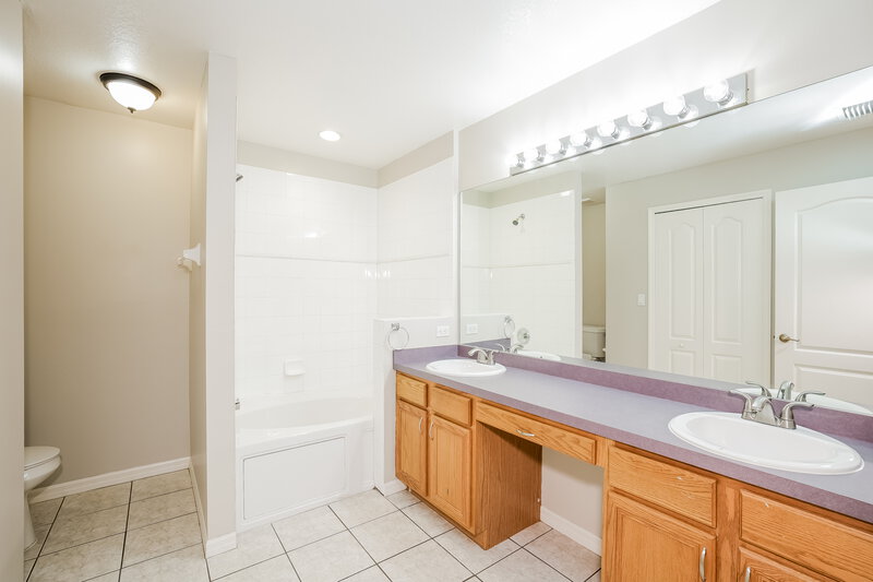 2,530/Mo, 1103 SW 40th Ter Cape Coral, FL 33914 Main Bathroom View