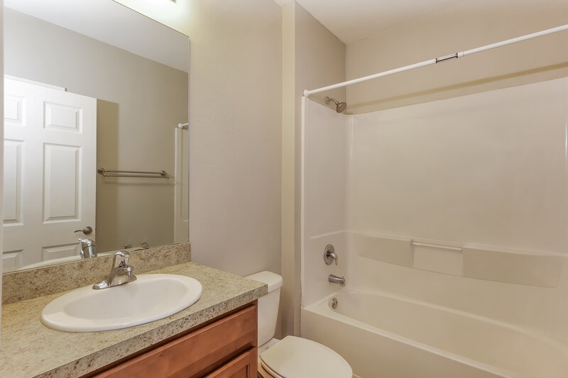 1,805/Mo, 2002 SE 12th St Cape Coral, FL 33990 Bathroom View