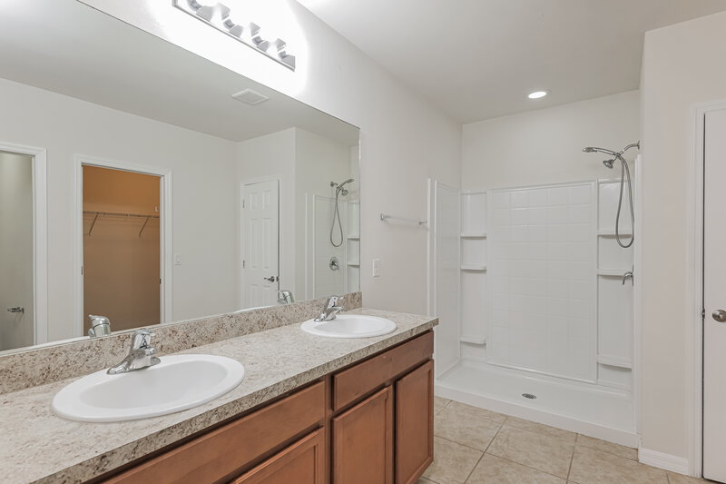 1,915/Mo, 203 NE 9th Ave Cape Coral, FL 33909 Main Bathroom View