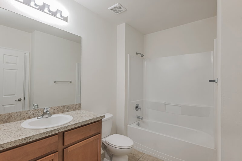 1,915/Mo, 203 NE 9th Ave Cape Coral, FL 33909 Bathroom View