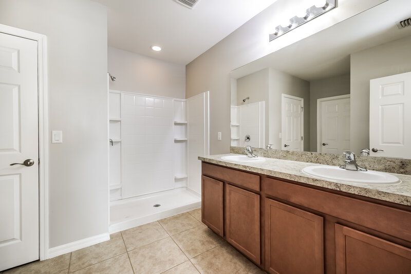 2,330/Mo, 4222 SW 13th Ave Cape Coral, FL 33914 Main Bathroom View