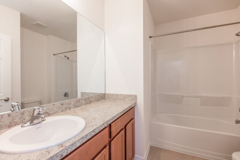 2,000/Mo, 226 SE 2nd Ter Cape Coral, FL 33990 Bathroom View