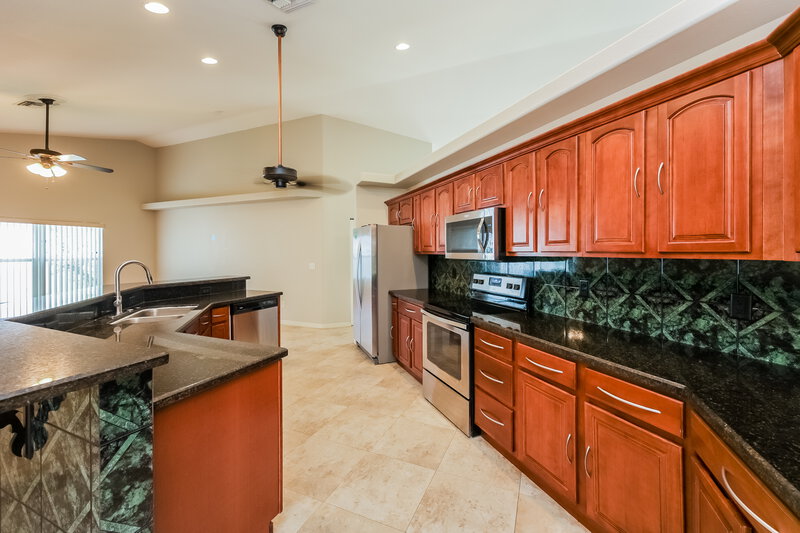 3,420/Mo, 433 SW 6th St Cape Coral, FL 33991 Kitchen View