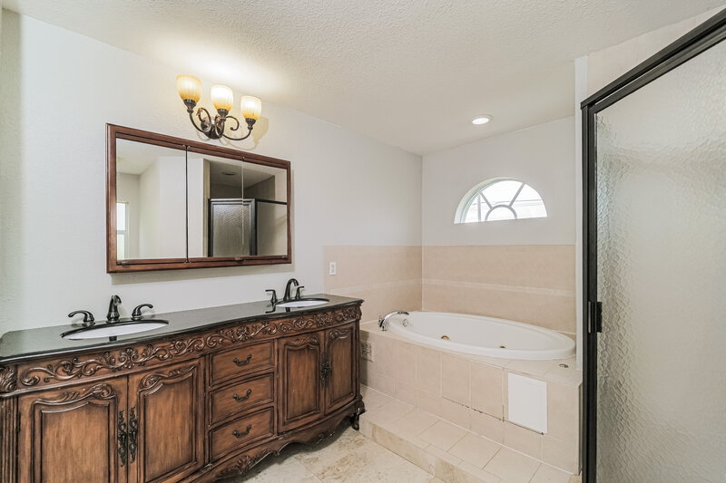 2,445/Mo, 433 SW 6th St Cape Coral, FL 33991 Main Bathroom View
