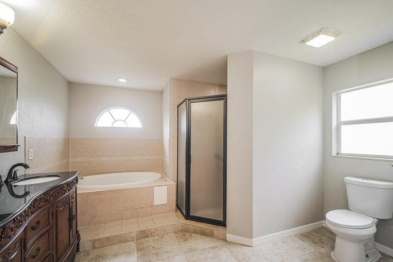 2,445/Mo, 433 SW 6th St Cape Coral, FL 33991 Main Bathroom View 2