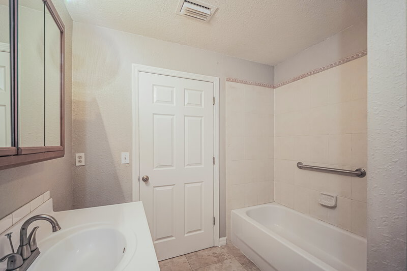 2,445/Mo, 433 SW 6th St Cape Coral, FL 33991 Bathroom View