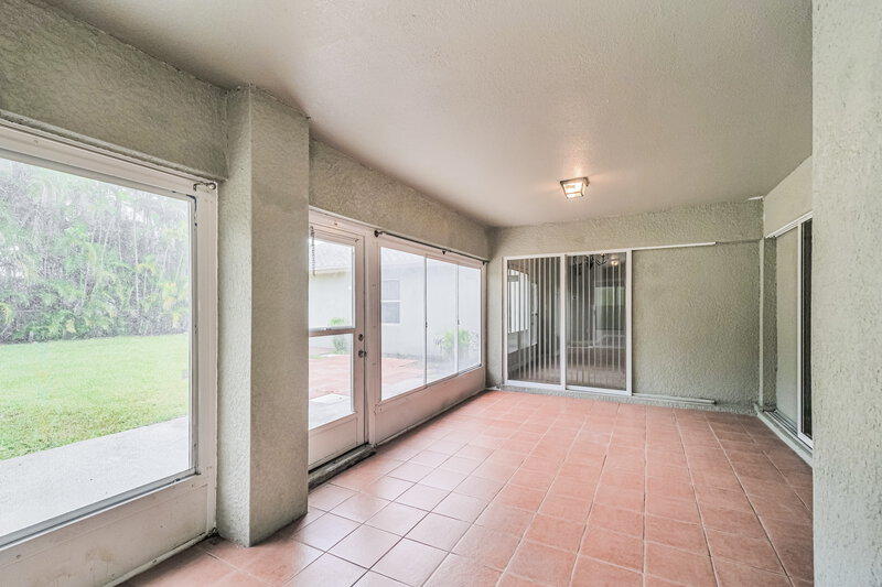 2,445/Mo, 433 SW 6th St Cape Coral, FL 33991 Screened Patio View