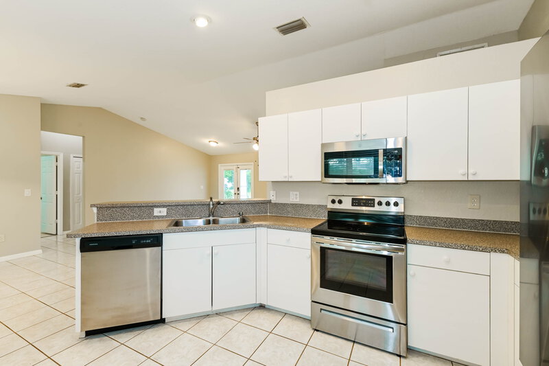 1,720/Mo, 1531 SE 42nd Ter Cape Coral, FL 33904 Kitchen View 2