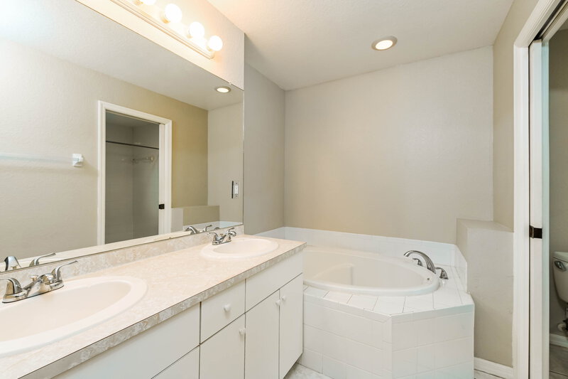 1,720/Mo, 1531 SE 42nd Ter Cape Coral, FL 33904 Main Bathroom View