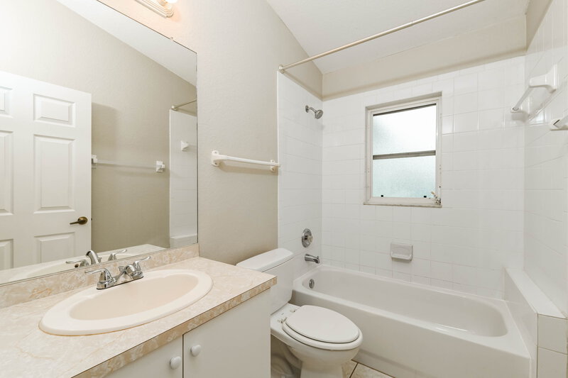 1,720/Mo, 1531 SE 42nd Ter Cape Coral, FL 33904 Bathroom View