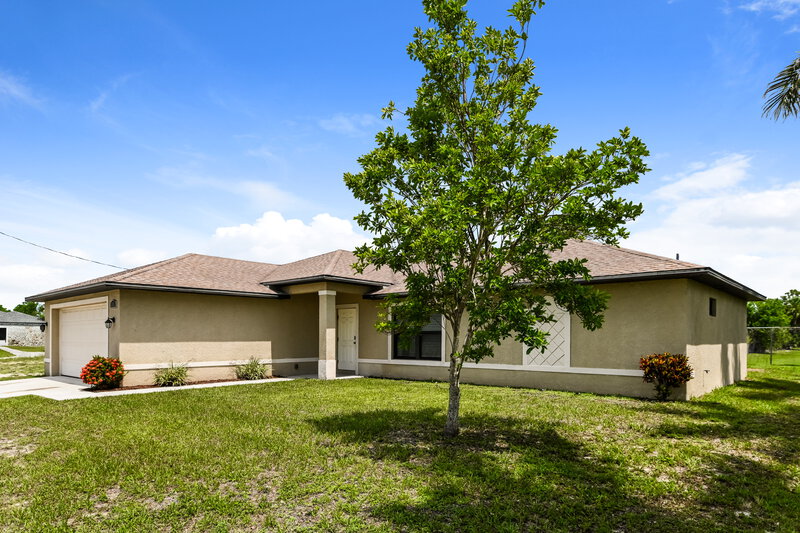 2,000/Mo, 2025 SW 32nd St Cape Coral, FL 33914 Front View