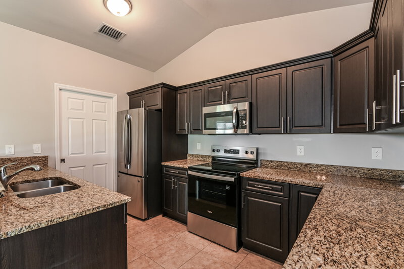 2,000/Mo, 2025 SW 32nd St Cape Coral, FL 33914 Kitchen View 2