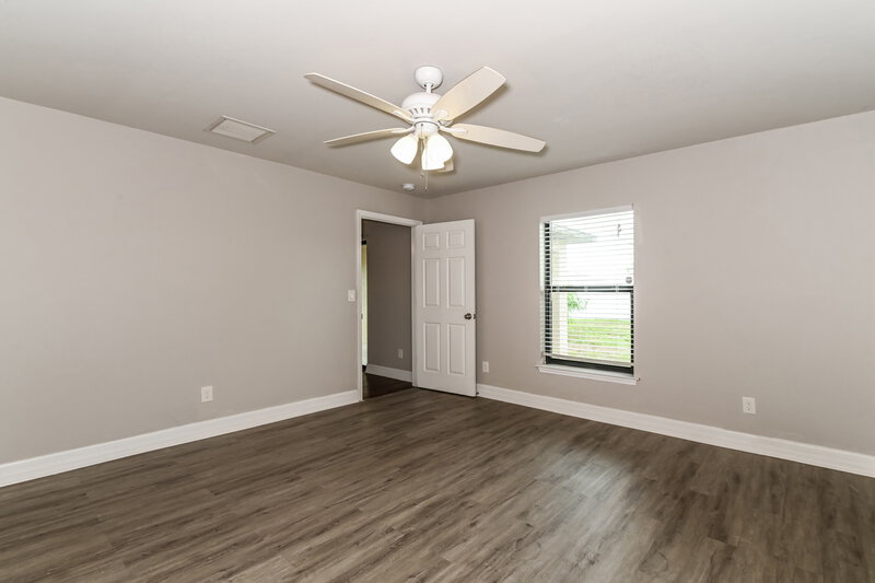 2,000/Mo, 2025 SW 32nd St Cape Coral, FL 33914 Main Bedroom View 2