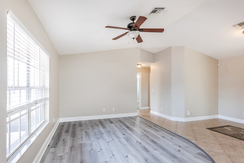 1,755/Mo, 811 SW 14th Pl Cape Coral, FL 33991 Living Room View