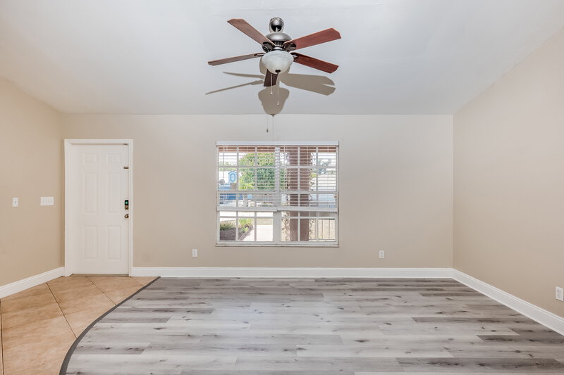 1,755/Mo, 811 SW 14th Pl Cape Coral, FL 33991 Living Room View 2