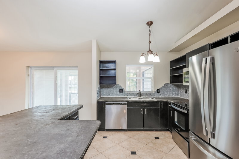 1,755/Mo, 811 SW 14th Pl Cape Coral, FL 33991 Kitchen View