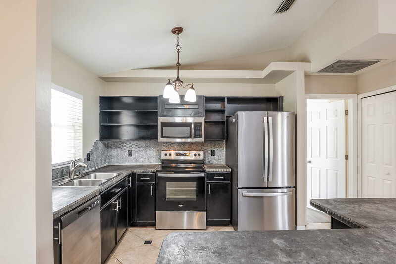 1,755/Mo, 811 SW 14th Pl Cape Coral, FL 33991 Kitchen View 2