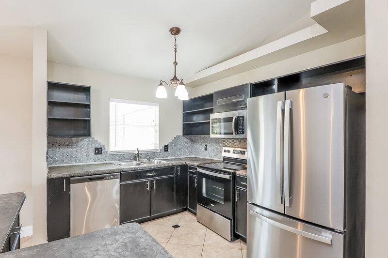 1,755/Mo, 811 SW 14th Pl Cape Coral, FL 33991 Kitchen View 3