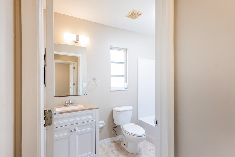 1,755/Mo, 811 SW 14th Pl Cape Coral, FL 33991 Main Bathroom View