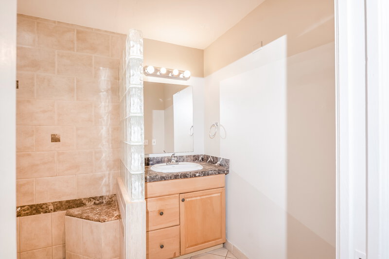 1,755/Mo, 811 SW 14th Pl Cape Coral, FL 33991 Main Bathroom View 2